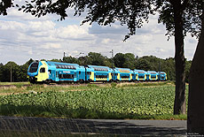 Seit dem Fahrplanwechsel im Dezember 2015 verkehrt die Westfalenbahn auf dem RE60 zwischen Braunschweig und Rheine bzw. Bielefeld mit Doppelstocktriebwagen vom Typ „KISS“ aus dem Hause Stadler. Am 12.7.2016 habe ich den ET609, unterwegs als WFB27782 (Braunschweig - Bielefeld), bei Woltorf fotografiert.