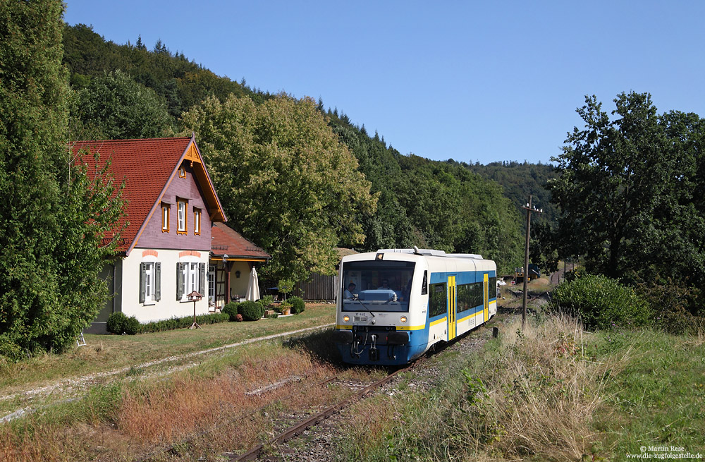Unterwegs nach Oberndorf passiert der VT440 den ehemaligen Bahnhof Klaffenbach ohne Halt. 8.9.2016