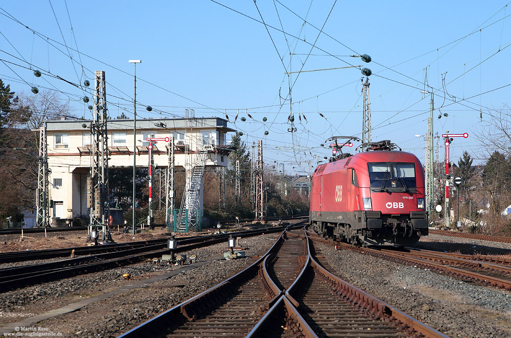 In Düsseldorf Abstellbahnhof rangiert die 1016 026 der ÖBB, 14.2.17. Der Taurus kommt täglich mit dem Nachtzugpaar EN420/421 hierher. Seit dem sich die DB aus dem Nachtzuggeschäft zurückgezogen hat, werden die Züge unter der Regie der ÖBB gefahren – und sie rentieren sich!