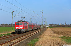 Ebenfalls zwischen Neuss Büttgen und Kleinenbroich habe ich die 111 128 mit dem RE10424 (Dortmund – Aachen) fotografiert. Der RE4 ist noch immer in fester Hand der Dortmunder 111. 
