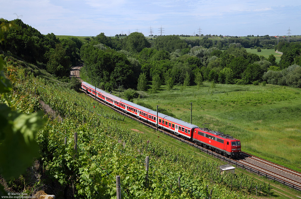 Mit der RB399329 (Heilbronn – Stuttgart) am Haken hat die 111 189 soeben den Haltepunkt Nordheim (Württ.) verlassen.