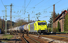 Mit einem Kesselwagenzug erreicht die „RheinCargo“ 119 008 den Bahnhof Laufach. Die Weiterfahrt wird noch ein bisschen auf sich warten lassen, da die Schiebelok gerade im Einsatz ist, 28.3.2017.