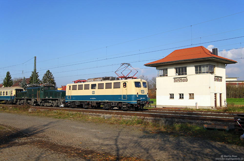 140 423 mit Überführung der Ce 6/8 III 14305 der SBB-Historic im Bahnhof Hirschaid