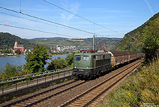 140 438 der Bayernbahn mit dem DGS59941 zwischen Loreley und Kaub auf der rechten Rheinstrecke