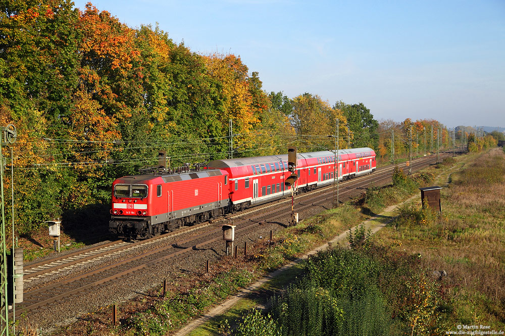 143 194 mit RB12513 bei Menden auf der rechten Rheinstrecke