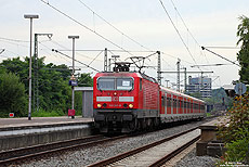143 241 mit 422-Ersatzzug auf der S1 in Essen Steele