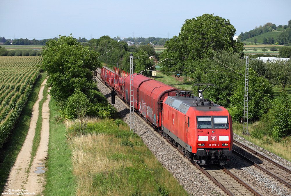 145 076 mit EZ44601 Kehl - Basel Rbf auf der Rheintalbahn bei Müllheim