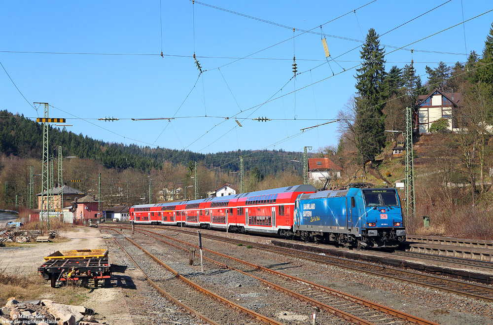 Mit der „Bahnland-Bayern-Werbelok“ 146 246 an der Spitze legt der RE4607 (Frankfurt – Würzburg) in Heigenbrücken einen kurzen Halt ein. Nach Inbetriebnahme der Neubaustrecke wird dieser Bahnhof stillgelegt.