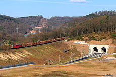 Oberhalb des Westportals des 630 Meter langen Metzberg-Tunnels hilft die 151 129 einen mit Rohholz beladenen Privatbahn-Güterzug über den Berg.