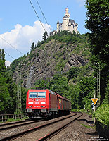 Unterhalb der Marksburg fährt die Mannheimer 185 366 mit dem KT49151 (Wanne Eickel – Bruchs Liechtenstein) gen Süden, 1.6.2017.