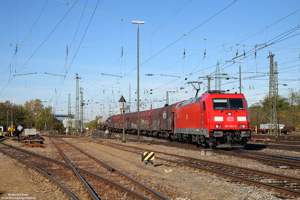 Mit dem EZ44625 (Mannheim –Basel SBB Rb) durchfährt die 185 382 den Bahnhof Basel Bad Bf