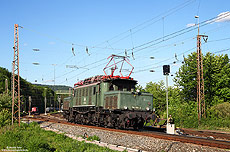 Wie in alten Tagen rückt die 194 158 in Laufach aus, um einem planmäßigen Güterzug, in diesem Fall der GC62460 (Oberhausen – Bamberg), über den Berg zu helfen.