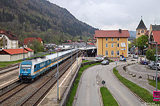 Der ALEX (AllgäuExpress) verbindet München mit Lindau bzw. Oberstdorf. Mit dem ALX84137 steht die 223 072 in Immenstadt bereit zur Fahrt in die Landeshauptstadt, 9.5.2017. Am Zugschluss wurde zuvor der Zugteil aus Oberstdorf beigestellt.