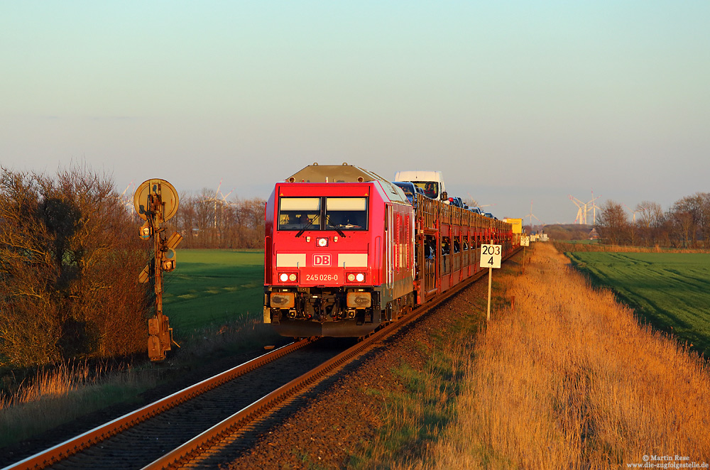 „Langsamfahrt erwarten“ signalisiert das Einfahrvorsignal von Lehnshallig dem Lokführer des AE1458 (Niebüll – Westerland). In Lehnshallig muss der entgegenkommende RegionalExpress nach Hamburg abgewartet werden.