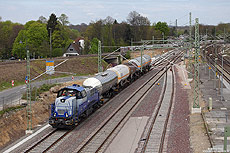 Im Dezember 2016 wurden die Gütergleise im Bahnhof Opladen östlich an die Strecke Köln – Gruiten verschwenkt. Hier fährt die 265 499 mit einem kurzen Kesselwagenzug in Richtung Köln. Im Hintergrund ist die alte Streckenführung zu erkennen.