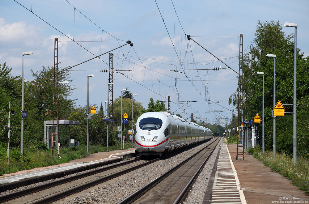 Unterwegs von Amsterdam nach Basel SBB passiert der 406 007 als ICE105 den Haltepunkt Buggingen