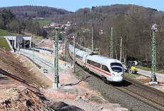 Unterwegs als ICE27 (Hamburg – Wien) passiert der 411 053 den am östlichen Tunnelportal des Falkenbergtunnels gelegenen neuen „Bahnhof“ Heigenbrücken, 28.3.2017.