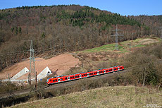 Zwischen Heigenbrücken und Hain passiert die RB15288 (Heigenbrücken – Aschaffenburg) die westlichen Tunnelportale des Falkensteintunnels.