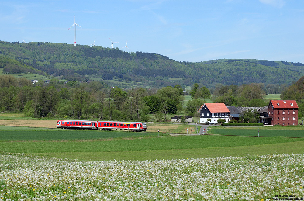 Bei Friedensdorf fährt der 628 622 als RB23162 nach Bad Laasphe. Der Löwenzahn hat hier die Blüte bereits hinter sich und die „Pusteblumen“ warten darauf, dass der Wind den Samen in alle Richtungen verstreut.