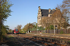 Aus Mayen Ost kommend macht die RB12609 nach Limburg in Kruft Station.