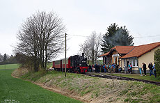 Den wenig frühlingshaften 1.Mai nutze ich für einen Besuch der von Amstetten ausgehenden Museumsbahnen nach Oppingen und Gerstetten. Die Aufnahme zeigt den, mit der 99 7203 bespannten, Museumszug am Endbahnhof Oppingen.