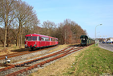 Kurz vor Aurich zweigt die Strecke zum Ennercon-Werk ab. Ein paar Meter der ursprünglichen Strecke zum Bahnhof Aurich (rechts im Bild) werden heute noch als Abstellgleis genutzt. 