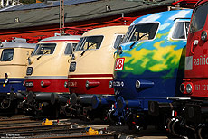 Fahrzeugausstellung mit 103 220 im südwestfälischen Eisenbahnmuseum in Siegen