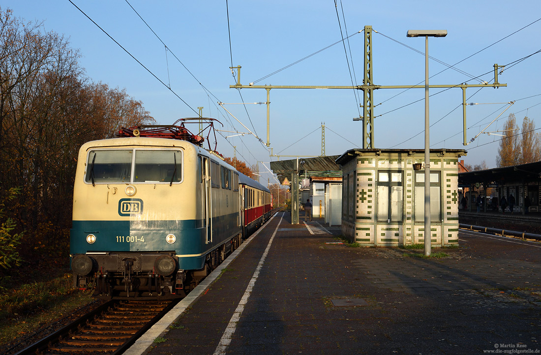 111 001 mit Leerreisezug im Bahnhof Berlin Schöneweide
