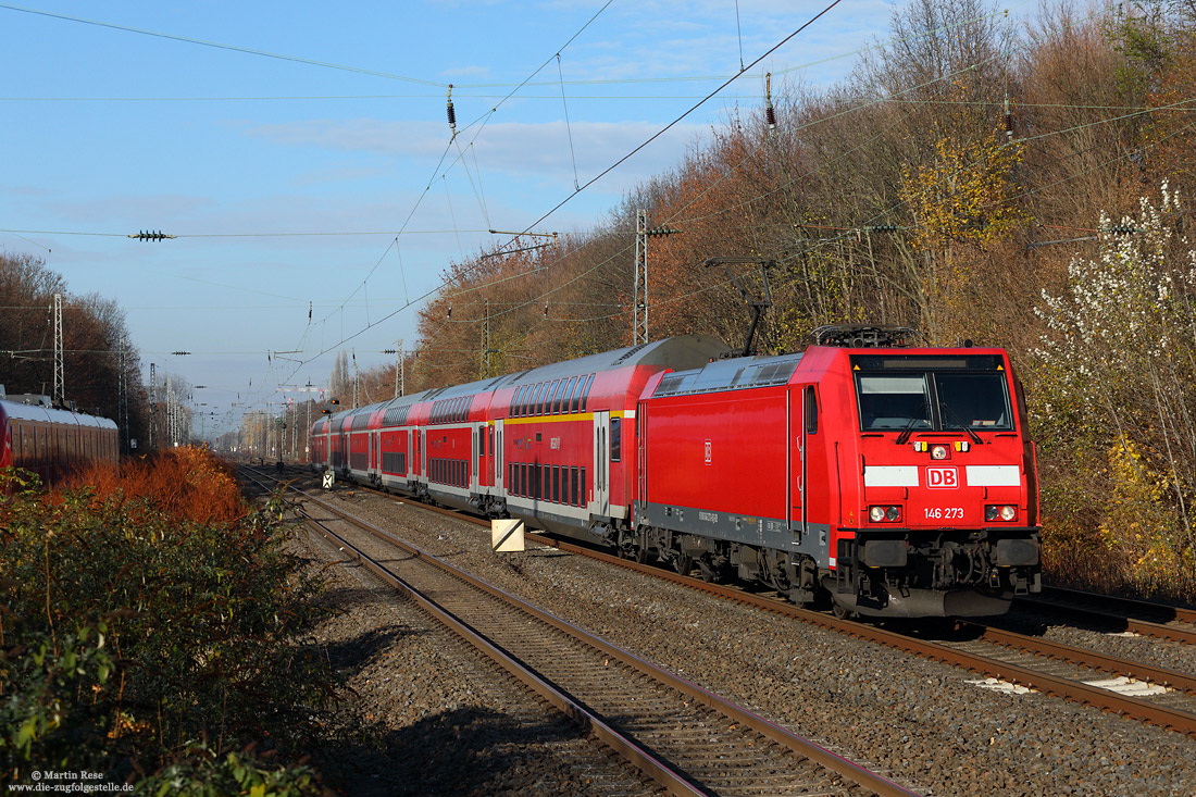 146 273 mit Doppelstockwagen als RE1 nach Aachen bei Düsseldorf Garath im Herbst