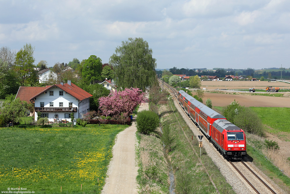 245 013 der Südostbayernbahn mit RB27027 bei Weidenbach