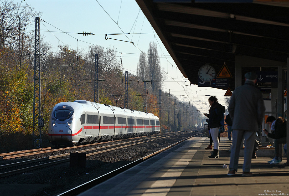 407 005 als ICE 914 bei Düsseldorf Garath mit S-Bahnsteig und Reisende