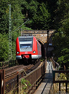 423 194 der S-Bahn Köln als S19 auf der Siegbrücke bei Rosbach