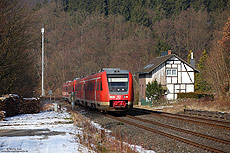 612 042 als RE10725 Hagen - Warburg mit Bahnwärterhaus in Elleringhausen