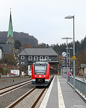 620 027 mit breitem Bahnräumer im Bahnhof Brügge mit Reiterstellwerk