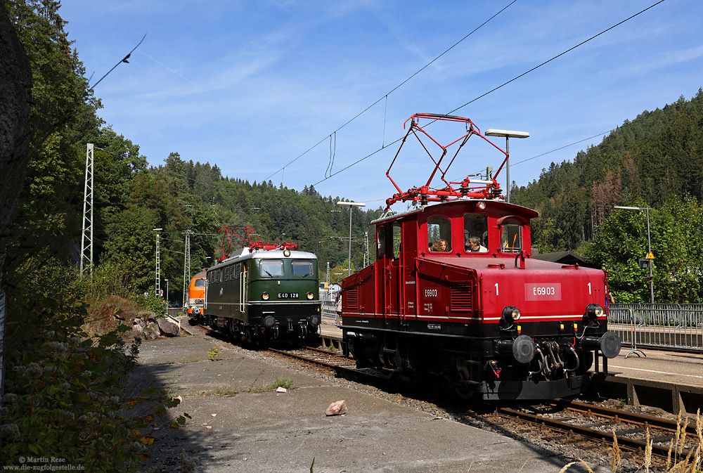 Mit E69 03 werden auf den Schwarzwaldbahn-Tage in Triberg Führerstandsmitfahrten angeboten