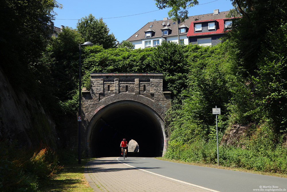 Engelnbergtunnel auf der Wuppertaler Nordbahn mit Fahrradweg