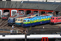 110 300 des Vereins Baureihe E10 e.V. neben 110 348 und 103 220 im Südwestfälischen Eisenbahnmuseum Siegen