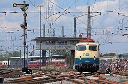 110 300 des Vereins Baureihe E10 e.V. unter dem Stellwerk Km in Koblenz Lützel