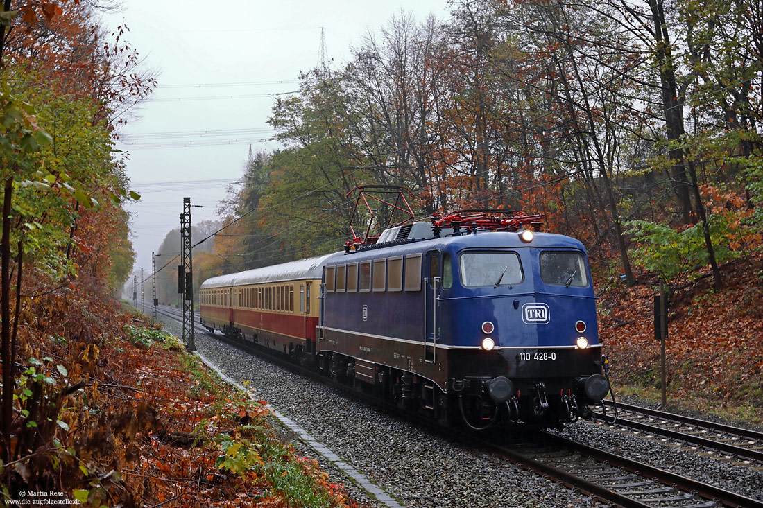 blaue 110 428 von Train-Rental TRI mit zwei IC-Wagen im Herbst zwischen Opladen und Leichlingen