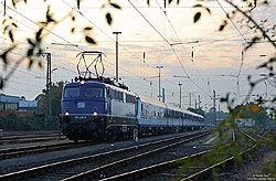 110 428 von Train-Rental mit Abellio-Ersatzzug im Abendlicht in Emmerich 