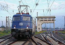 110 428 von Train-Rental in Düsseldorg Abstellbahnhof mit Reiterstellwerk "Am"