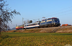 Bei Rosenbach (Strecke Würzburg – Ansbach) fährt am 5.12.2019 die 110 428 von TRI mit zwei Speisewagen als DPE1309 gen Süden. Die Fahrt diente der Überführung von Lok und Wagen nach München Ost, wo diese tags darauf zum Einsatz kamen (siehe folgende Aufnahme).