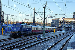 Am 6.12.2019 überraschte das Unternehmen TRI die Fahrgäste des Meridian-Ersatzzuges mit einer ganz besonderen Wagengarnitur. Anlässlich des Jubiläums 50 Jahre TEE „Blauer Enzian“ verkehrte der nachmittägliche M79077 von München nach Kufstein mit 1.Klasse-Wagen der TRI und AKE. Im Zug wurden die Fahrgäste zudem mit kostenlosen Getränken versorgt.