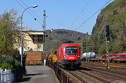 1116 079 mit Bauzug auf der rechten Rheinstrecke im Bahnhof Linz mit Stellwerk Lf
