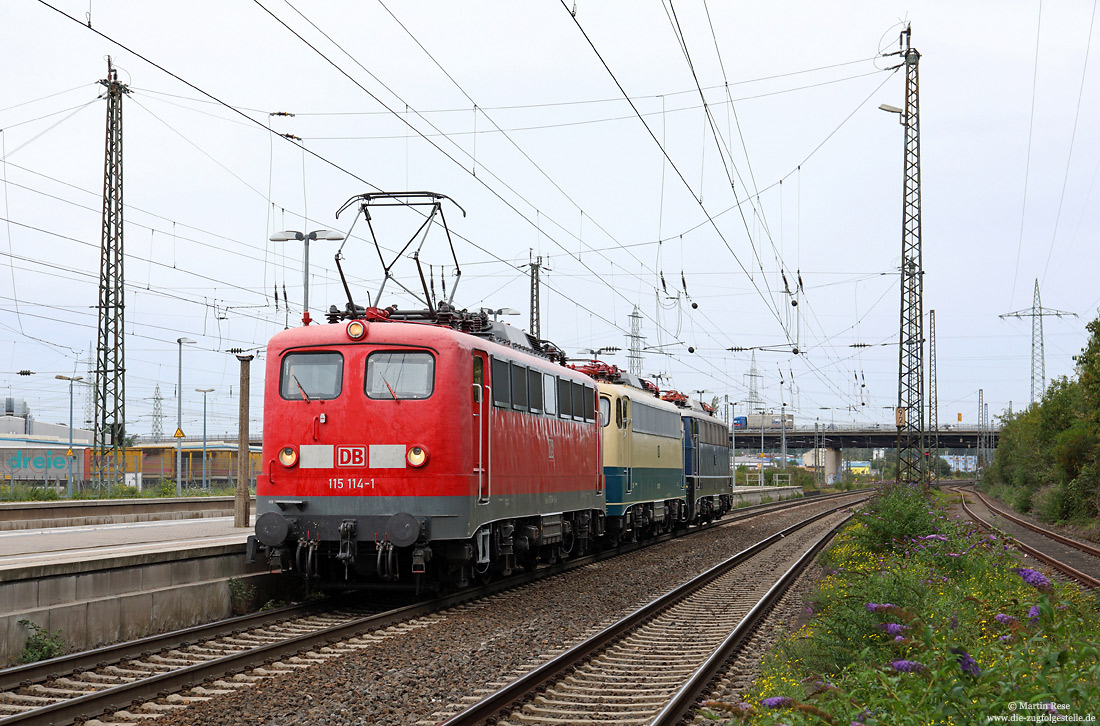115 114 mit Lokzug 110 300 und 110 348 in Hürth Kalscheuren