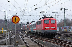 115 198 mit bunt gemischtem Pbz2470 Frankfurt - Dortmund im Bahnhof Köln Mülheim, Bild 42313