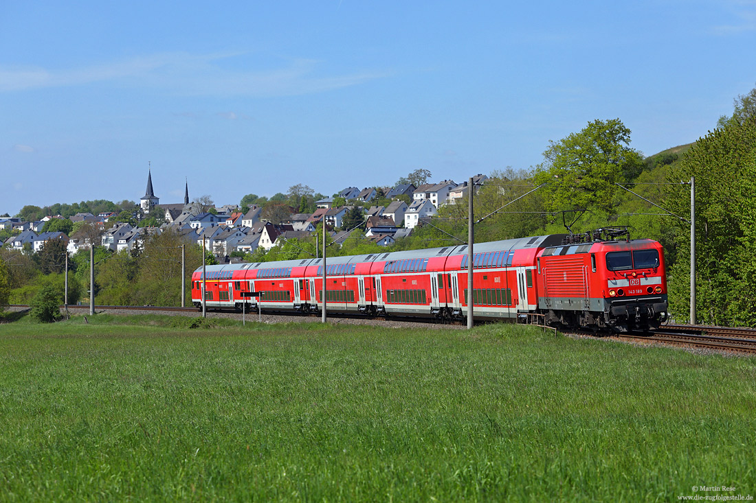 143 189 vom Bw Frankfurt mit der RB15256 Limburg - Frankfurt bei Niederbrechen