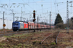 145 003 RBH-Lackierung mit Kohlezug im Bahnhof Groß Gerau