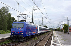 145 088 mit n-Wagen von Train Rental International mit RE19 Abellio Ersatzzug im Bahnhof Emmerich