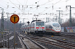 Parallelfahrt 146 555 mit IC2.Wahl neben ICE128 im Bahnhof Köln Mülheim 